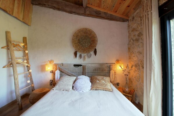 6 bedrooms, iron/ironing board, travel crib, internet