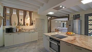 Kjøleskap, ovn, kokeplater og oppvaskmaskin