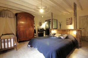 6 habitaciones, tabla de planchar con plancha, cuna de viaje y internet