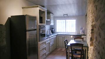 Frigorífico, horno, placa de cocina y lavavajillas