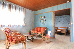 TV, fireplace - Gîte de Bernones - Listrac-medoc (LISTRAC-MEDOC)