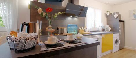 Fridge, oven, stovetop, dishwasher