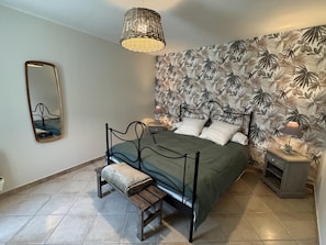 2 chambres, fer et planche à repasser, lit de bébé portatif