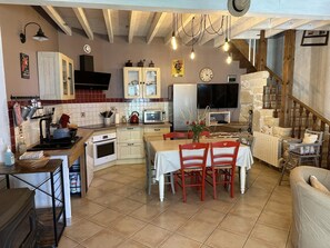 冷蔵庫、オーブン、コンロ、食器洗い機