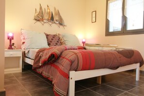 2 chambres, fer et planche à repasser, lit parapluie, draps fournis