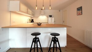 Unclassified image, 4 of 21, button