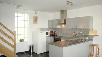 Kjøleskap, ovn, kokeplater og oppvaskmaskin