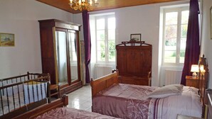 3 habitaciones, tabla de planchar con plancha, cuna de viaje y internet