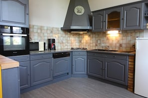 Fridge, oven, stovetop, dishwasher