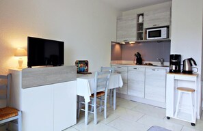 Fridge, microwave, oven, stovetop - Studio "les Pieds Dans L'eau" (ARCACHON)
