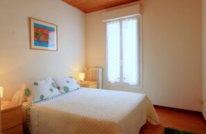 2 bedrooms, iron/ironing board, travel cot, Internet