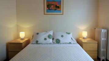 2 habitaciones, tabla de planchar con plancha y cuna de viaje