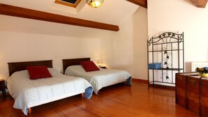 2 habitaciones, tabla de planchar con plancha, cuna de viaje y internet 