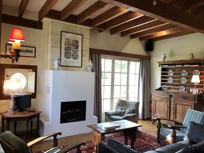 TV, fireplace