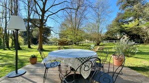 Outdoor dining - Gite DE Vacquey - Salleboeuf (SALLEBOEUF)