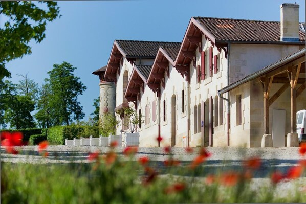 المنشأة من الخارج