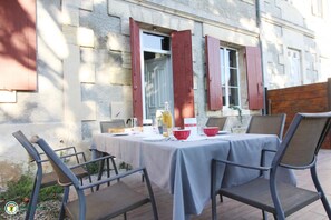 Outdoor dining - La Maison des Hôtesses (CUSSAC FORT MEDOC)