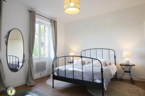 2 bedrooms, iron/ironing board, Internet