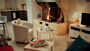 Televisión y chimenea 