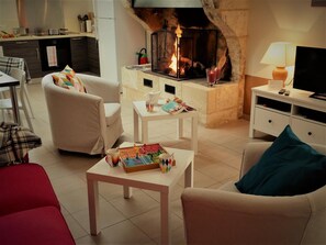 Televisión y chimenea