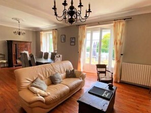 Fernseher, Kamin, Tischfußball