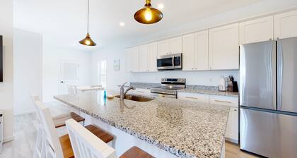 Rehoboth Beach House-Charming space with pool, fast WiFi, & W/D