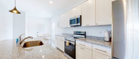 Frigorífico, microondas, horno y placa de cocina