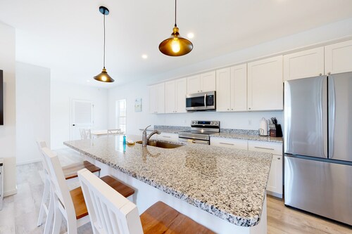 Rehoboth Beach House-Inviting space with pool, fast WiFi, & W/D