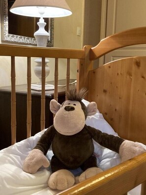 3 bedrooms, iron/ironing board, travel crib, internet