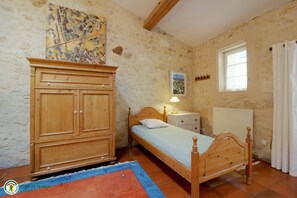 1 chambre, fer et planche à repasser, lit parapluie, accès Internet