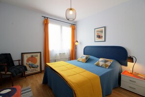3 bedrooms, iron/ironing board, travel crib, internet