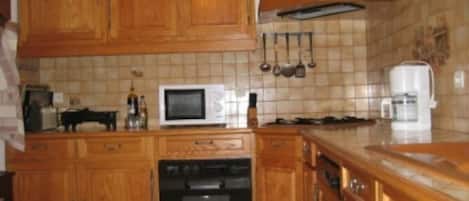 ثلاجة، فرن، موقد طهي مسطح، غسالة أطباق