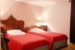 2 bedrooms, iron/ironing board, travel cot, Internet