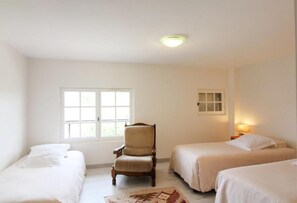 2 quartos, ferros/tábuas de passar roupa, berço de viagem