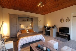1 dormitorio, tabla de planchar con plancha, cuna de viaje y Internet