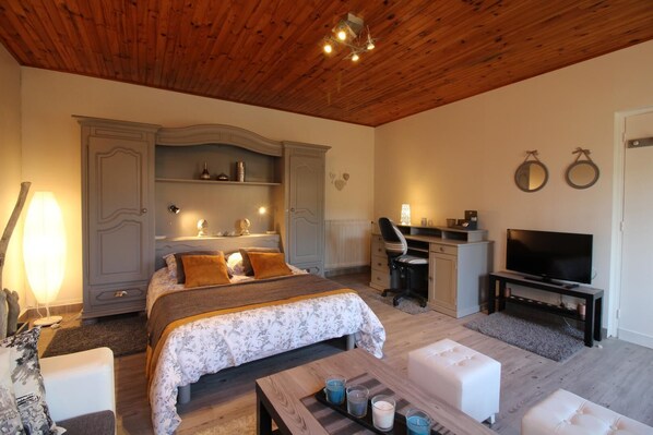1 bedroom, iron/ironing board, travel cot, Internet - Gite DU Ciron - Pujols-sur-ciron (PUJOLS-SUR-CIRON)