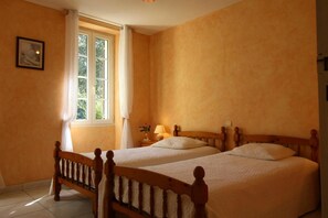 3 soverom, strykejern/-brett, reiseseng for barn og internettilgang