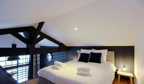 4 bedrooms, iron/ironing board, travel cot, Internet