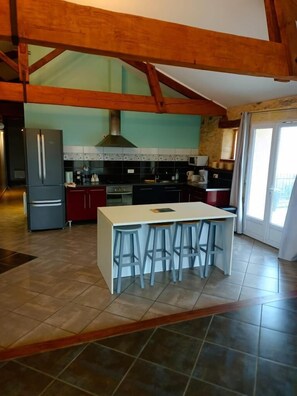 Kjøleskap, ovn, kokeplater og oppvaskmaskin