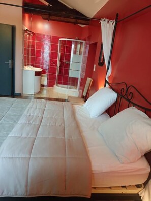 4 bedrooms, iron/ironing board, travel crib, internet