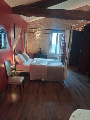 4 soverom, strykejern/-brett, reiseseng for barn og internettilgang