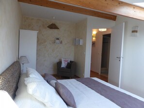 2 bedrooms, iron/ironing board, travel cot, Internet - Gite LES Pres DE Courreau (VENDAYS-MONTALIVET)