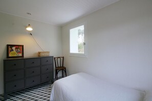 2 bedrooms, iron/ironing board, Internet, bed sheets