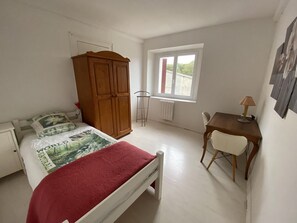 3 bedrooms, iron/ironing board, travel cot, Internet