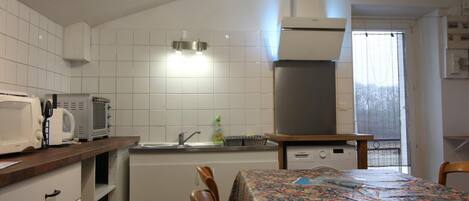 Réfrigérateur, four, plaque de cuisson, chaise haute