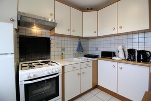 Kühlschrank, Ofen, Herdplatte, Kochgeschirr/Geschirr/Besteck