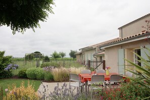 Outdoor dining - Gîte des Guizats - Pujols-sur-ciron (PUJOLS-SUR-CIRON)