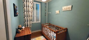 3 habitaciones, tabla de planchar con plancha y cuna de viaje