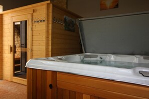 Indoor spa tub - Gîte de Ricadet - Cartelegue (CARTELEGUE)