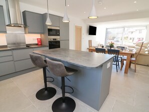 ثلاجة، غسالة أطباق، غلّاية كهربائية، محمصة خبز